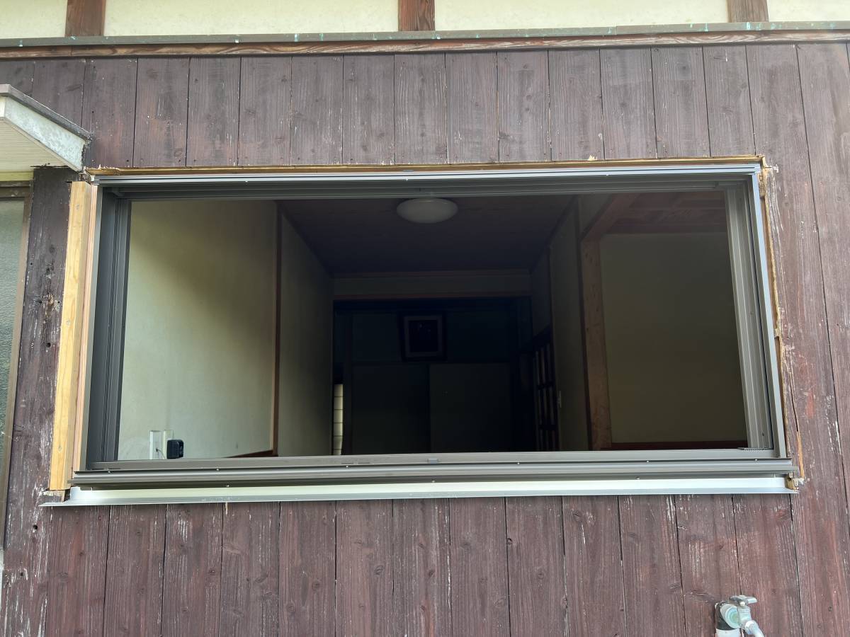 柳川サッシ販売の換気窓に歓喜　最近増えてきたリプラスの施工前の写真3