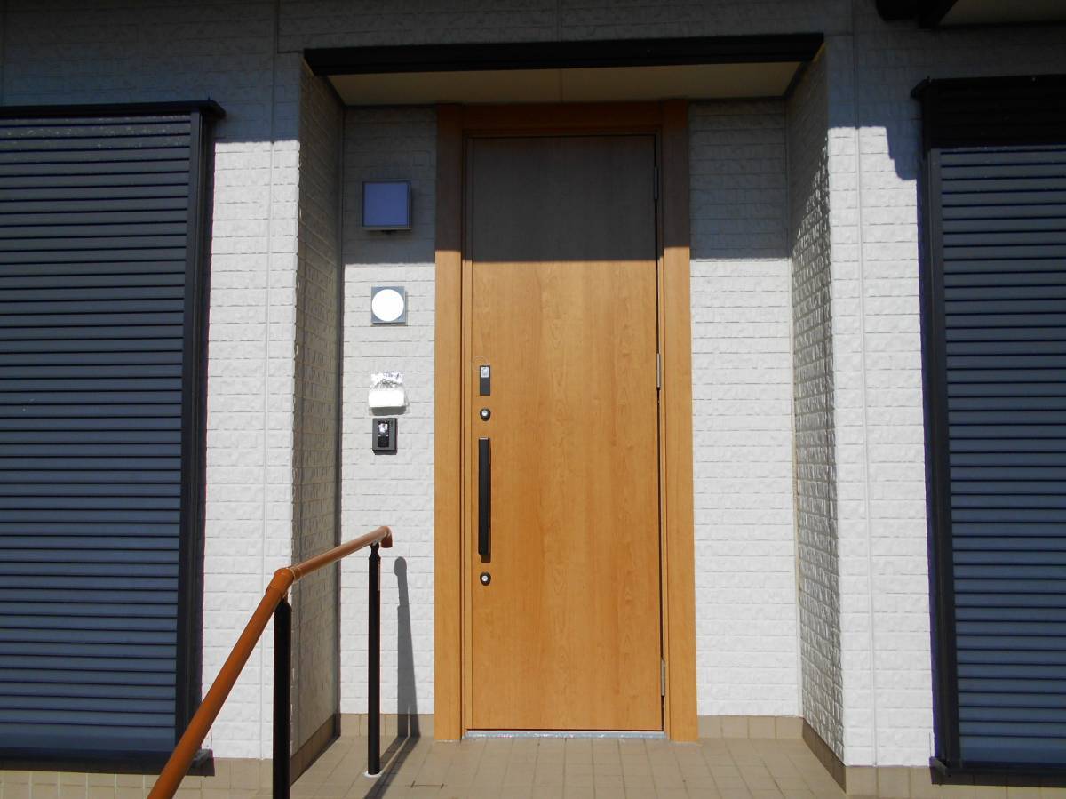 柳川サッシ販売の色あせてきた玄関を衣替えの施工後の写真1