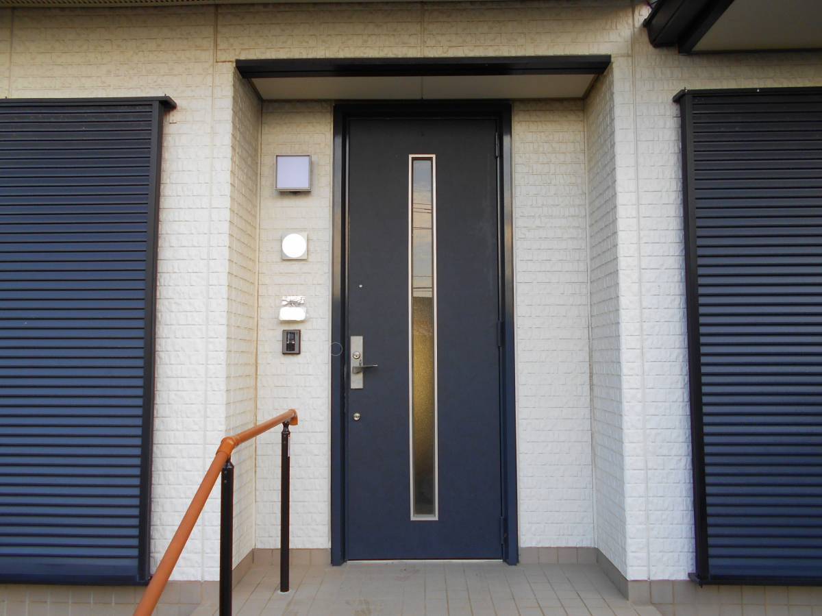 柳川サッシ販売の色あせてきた玄関を衣替えの施工前の写真1