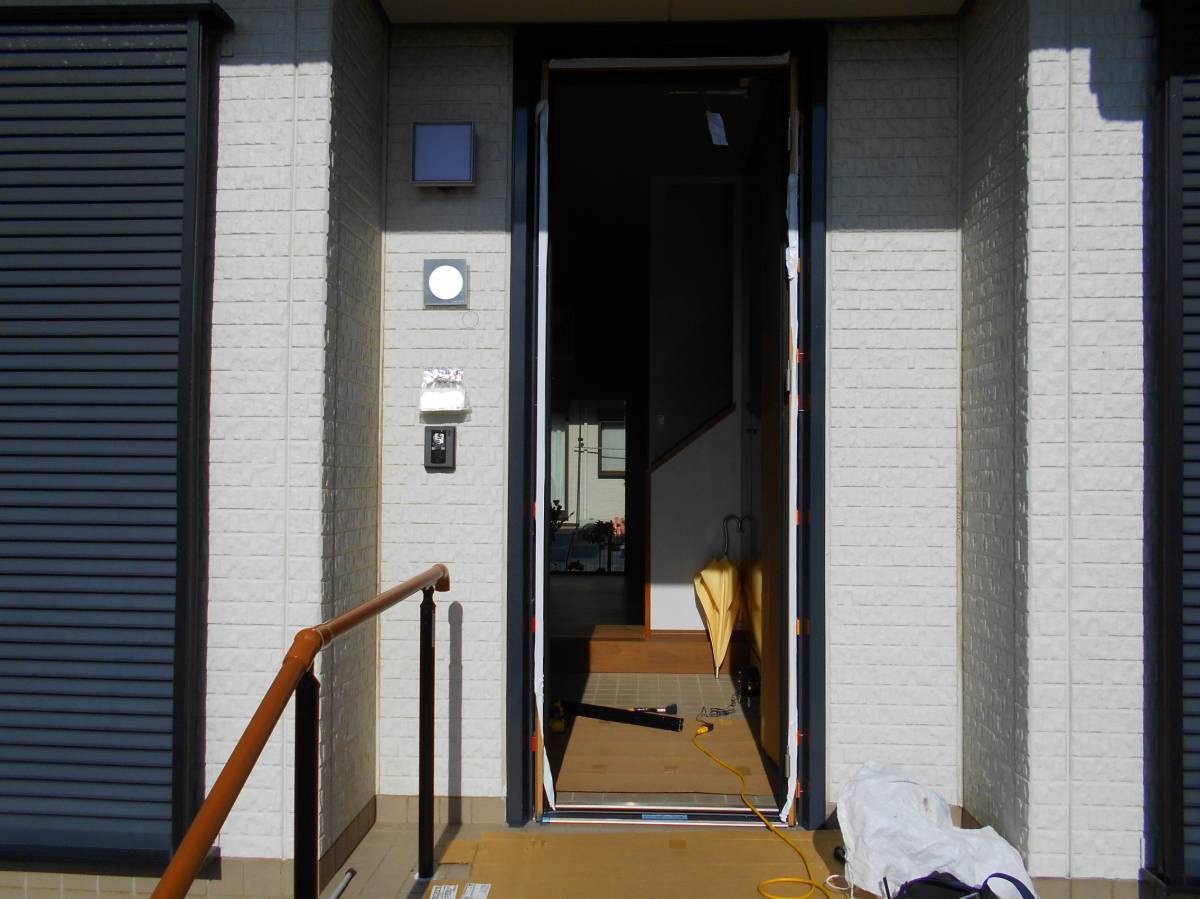 柳川サッシ販売の色あせてきた玄関を衣替えの施工前の写真2