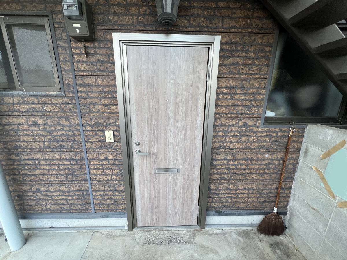 柳川サッシ販売のアパートのドア替えますの施工後の写真2