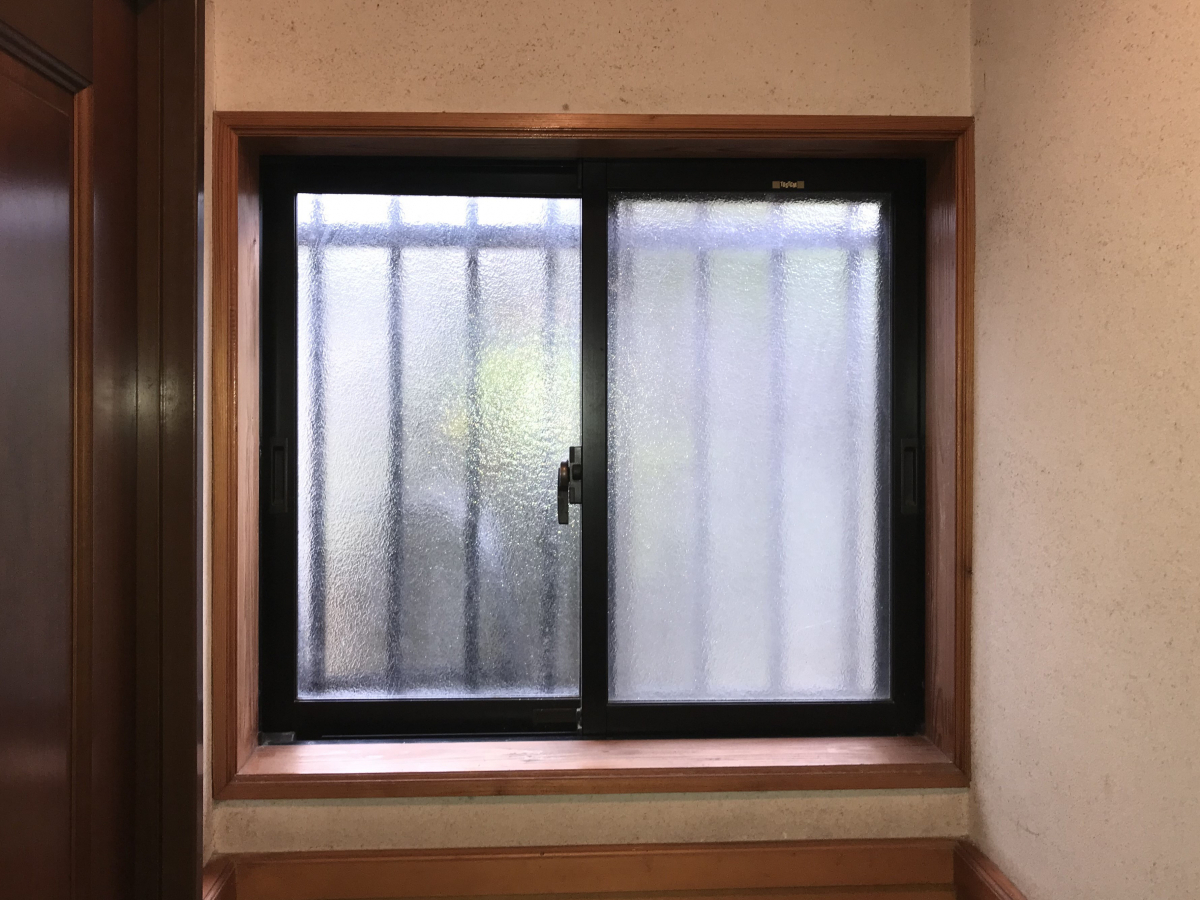 柳川サッシ販売の内窓二つと洋式便器一つ下さい　リノベエコＥセットがお一つですね　ご一緒に玄関ドアはいかがですか❓の施工前の写真1