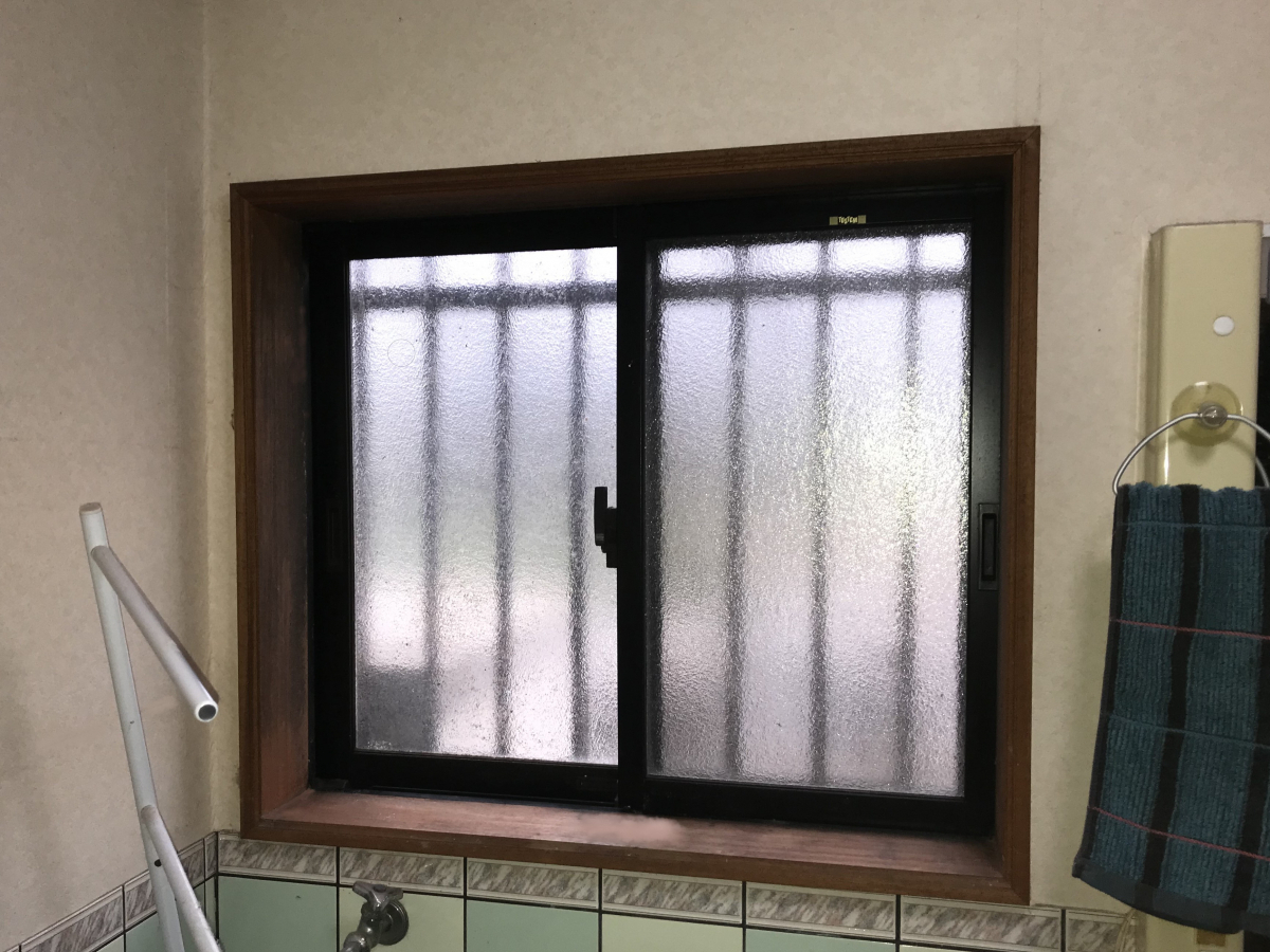 柳川サッシ販売の内窓二つと洋式便器一つ下さい　リノベエコＥセットがお一つですね　ご一緒に玄関ドアはいかがですか❓の施工前の写真2