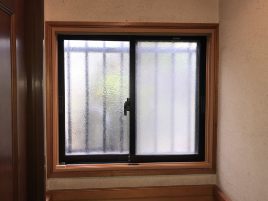 柳川サッシ販売の内窓二つと洋式便器一つ下さい　リノベエコＥセットがお一つですね　ご一緒に玄関ドアはいかがですか❓施工事例写真1