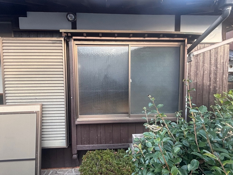 柳川サッシ販売の外窓断熱改修🪟と段差緩和↗️と床板張替🔨工事の施工前の写真1