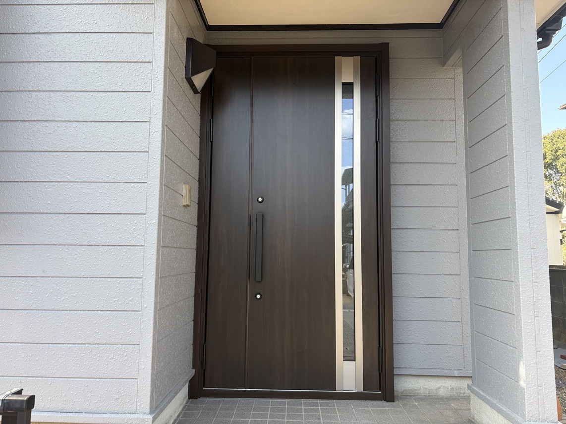 柳川サッシ販売の玄関ドア取替とカーポート屋根材葺き替え工事の施工後の写真1