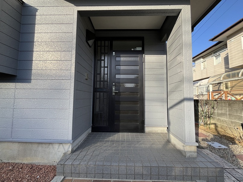 柳川サッシ販売の玄関ドア取替とカーポート屋根材葺き替え工事の施工前の写真1