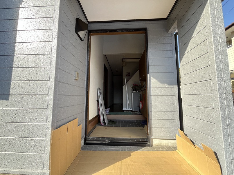 柳川サッシ販売の玄関ドア取替とカーポート屋根材葺き替え工事の施工前の写真2