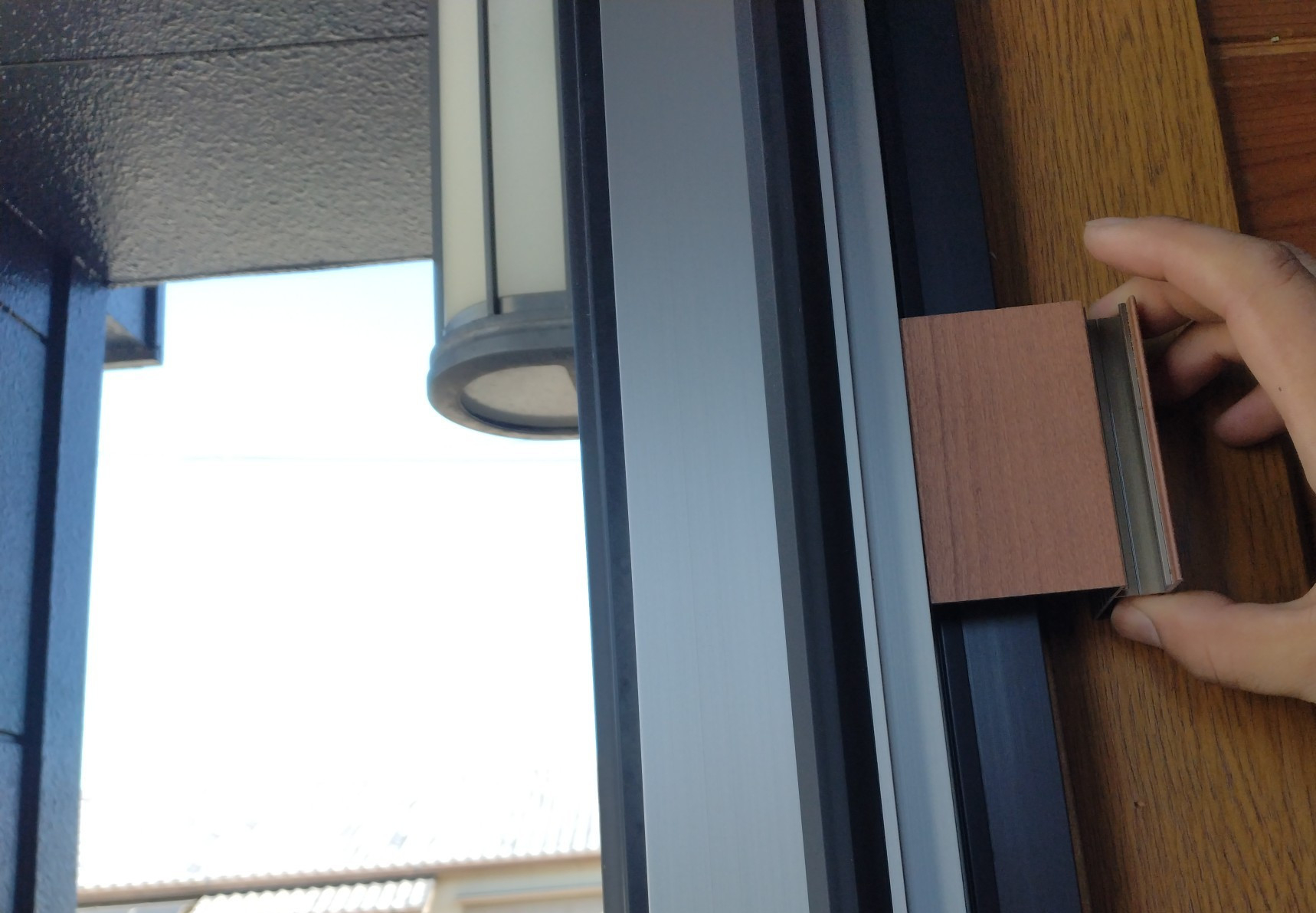 柳川サッシ販売の玄関ドア取替工事　カバー工法”リシェント”の施工後の写真1