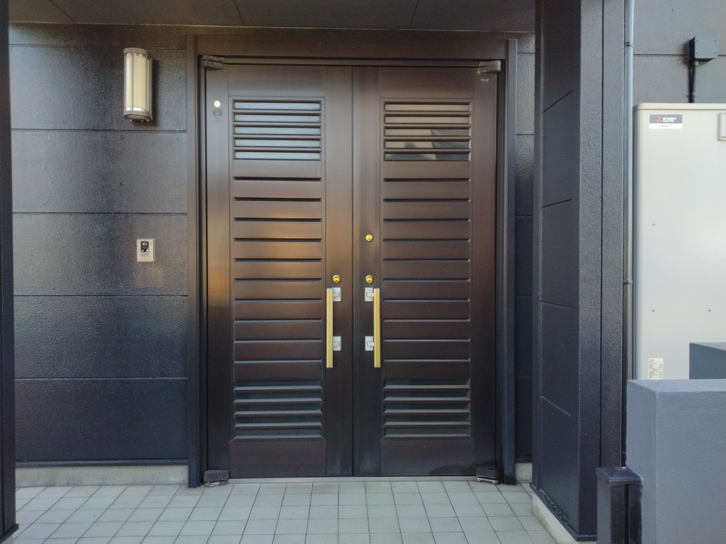 柳川サッシ販売の玄関ドア取替工事　カバー工法”リシェント”の施工前の写真1