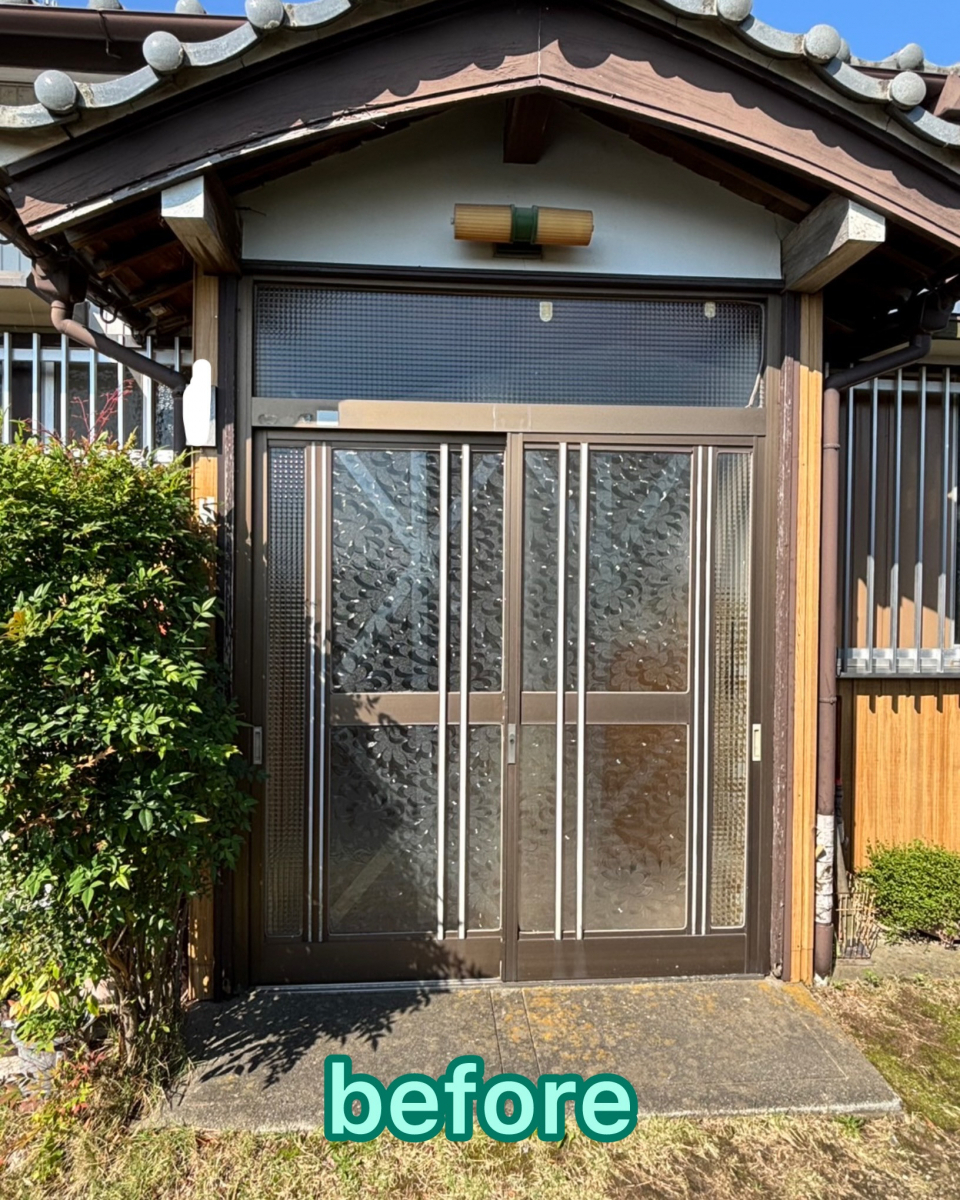 MITSUWA 西尾の玄関のお取替えをさせていただきましたの施工前の写真1