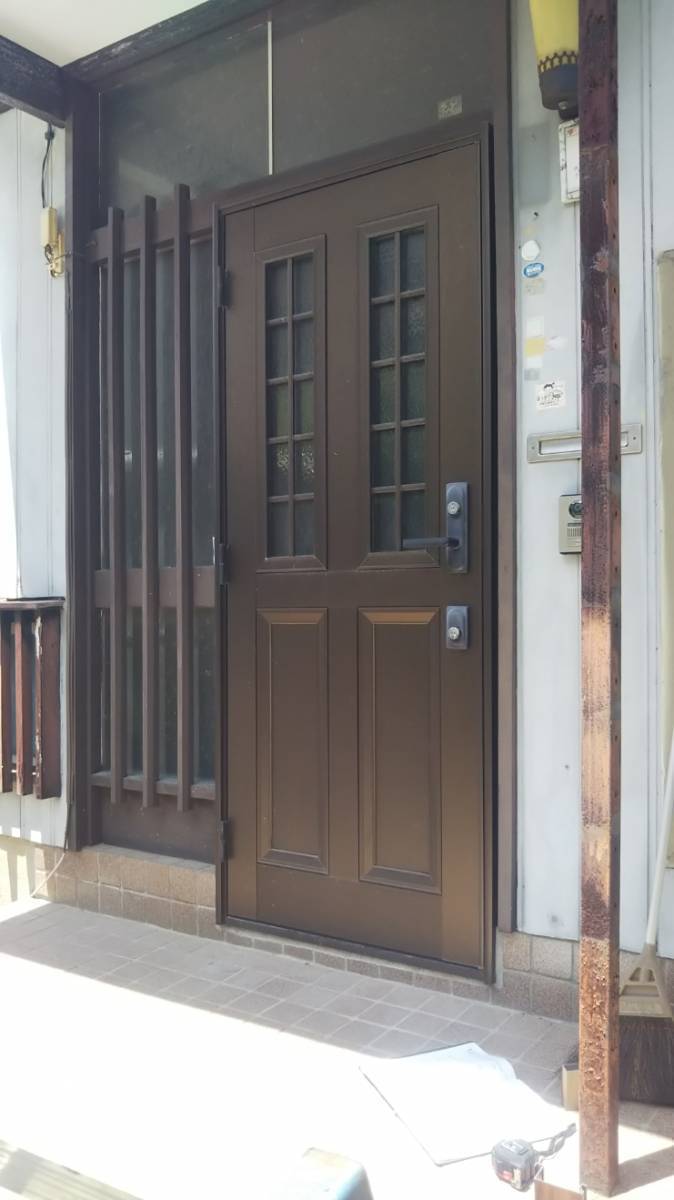 丸光トーヨーの玄関ドアを１DAYリフォーム！！の施工前の写真1