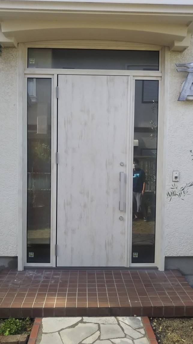 丸光トーヨーの玄関ドアを１DAYリフォームの施工後の写真2