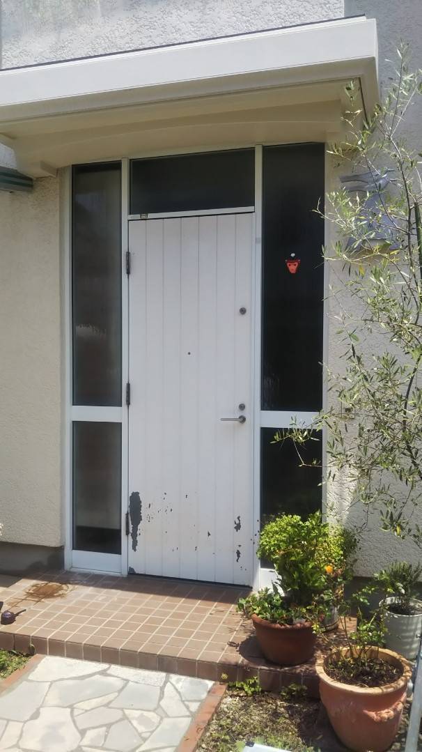 丸光トーヨーの玄関ドアを１DAYリフォームの施工前の写真1