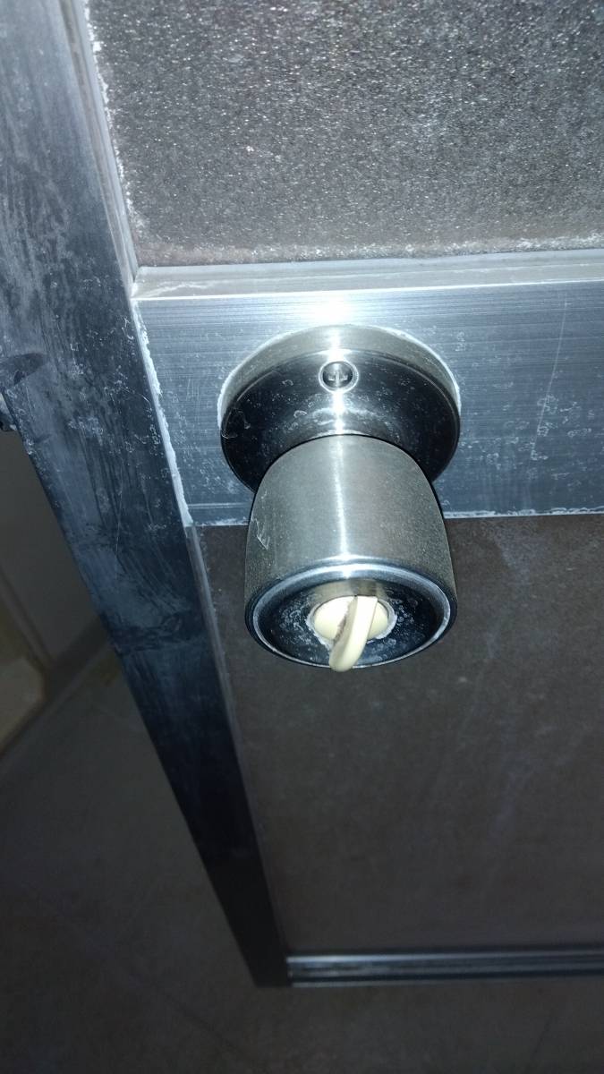 丸光トーヨーの浴室ドア把手交換の施工前の写真1