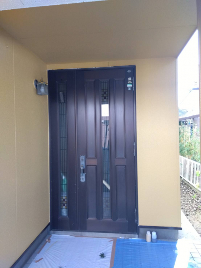 丸光トーヨーの玄関ドア新しくなりました。施工事例写真1