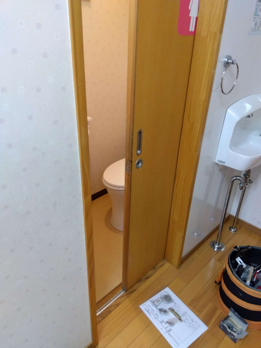 丸光トーヨーのトイレ引戸　表示錠交換しました。の施工前の写真1