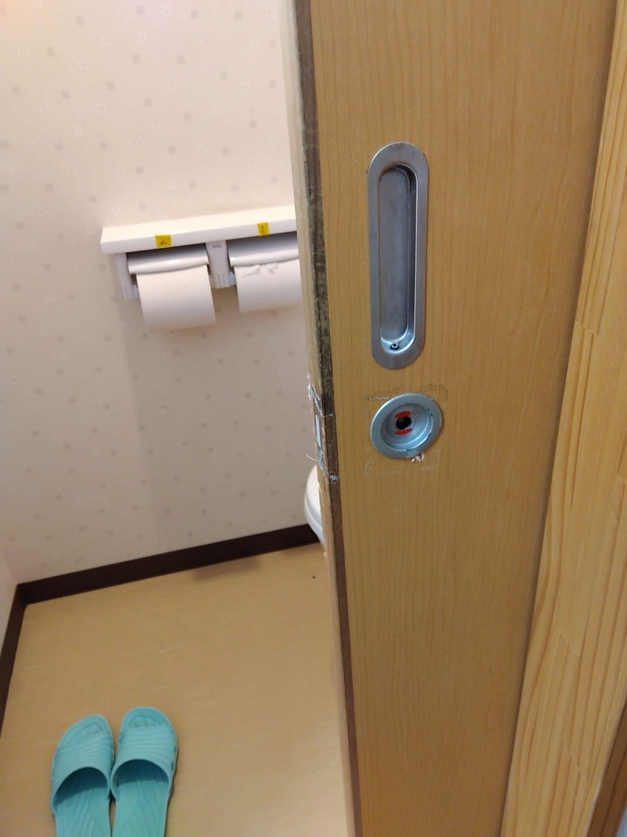 丸光トーヨーのトイレ引戸　表示錠交換しました。の施工前の写真2