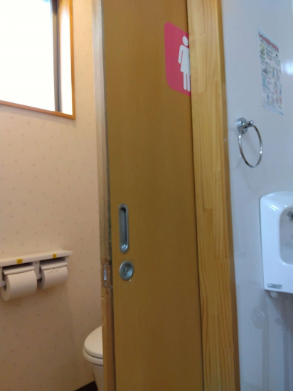 丸光トーヨーのトイレ引戸　表示錠交換しました。施工事例写真1