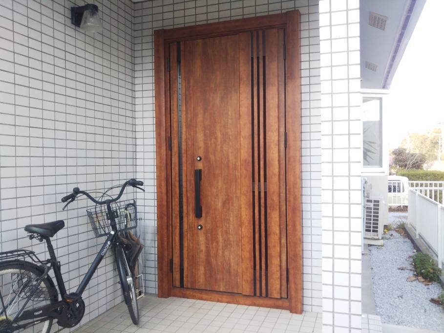 丸光トーヨーの非断熱のアルミ製玄関ドアを1DAYリフォーム！の施工後の写真1
