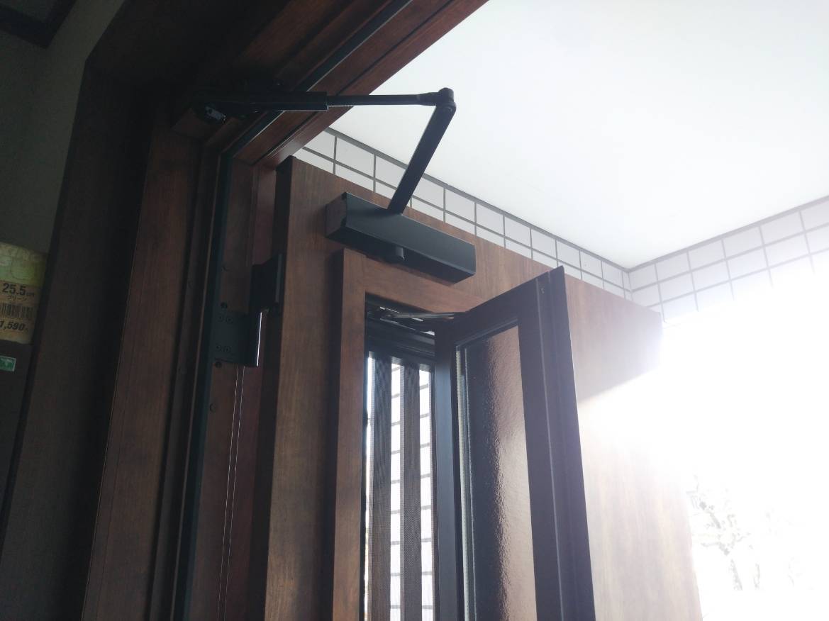 丸光トーヨーの非断熱のアルミ製玄関ドアを1DAYリフォーム！の施工後の写真2