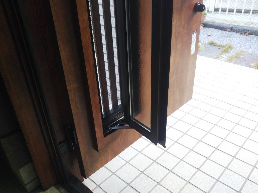 丸光トーヨーの非断熱のアルミ製玄関ドアを1DAYリフォーム！の施工後の写真3