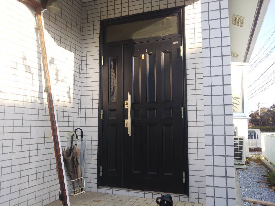 丸光トーヨーの非断熱のアルミ製玄関ドアを1DAYリフォーム！の施工前の写真1