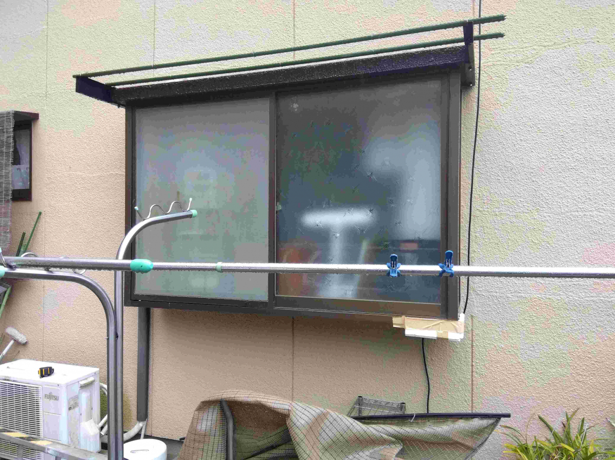 丸光トーヨーの出窓に格子の施工前の写真1