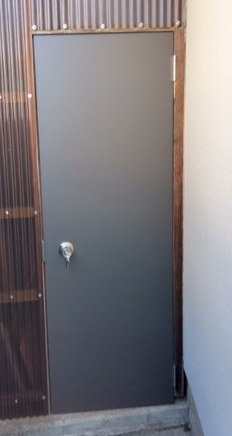丸光トーヨーの物置小屋ドア交換の施工後の写真1