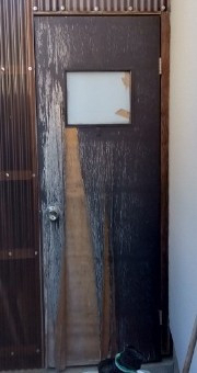 丸光トーヨーの物置小屋ドア交換の施工前の写真1