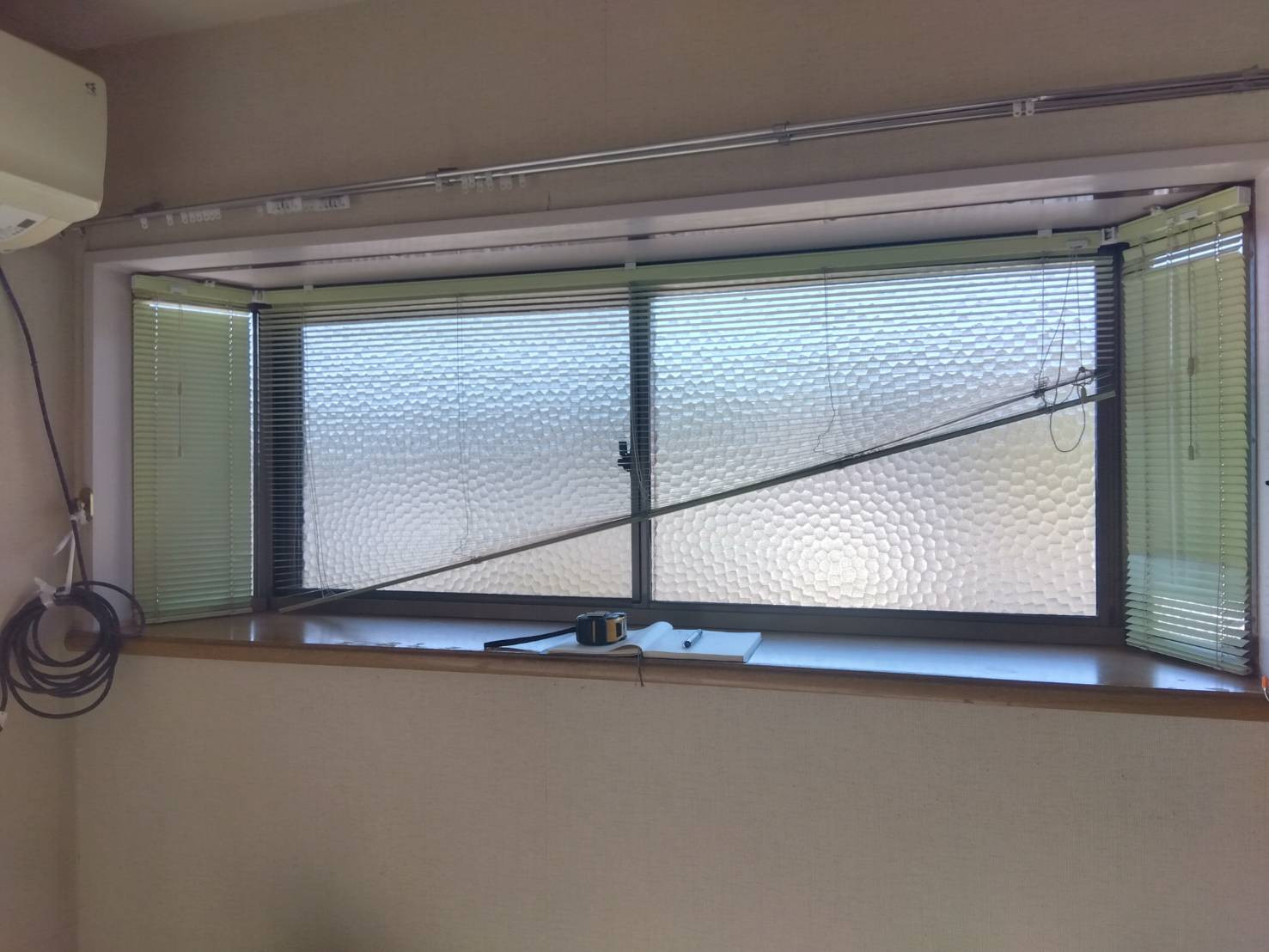 丸光トーヨーの出窓ブラインド交換の施工前の写真1