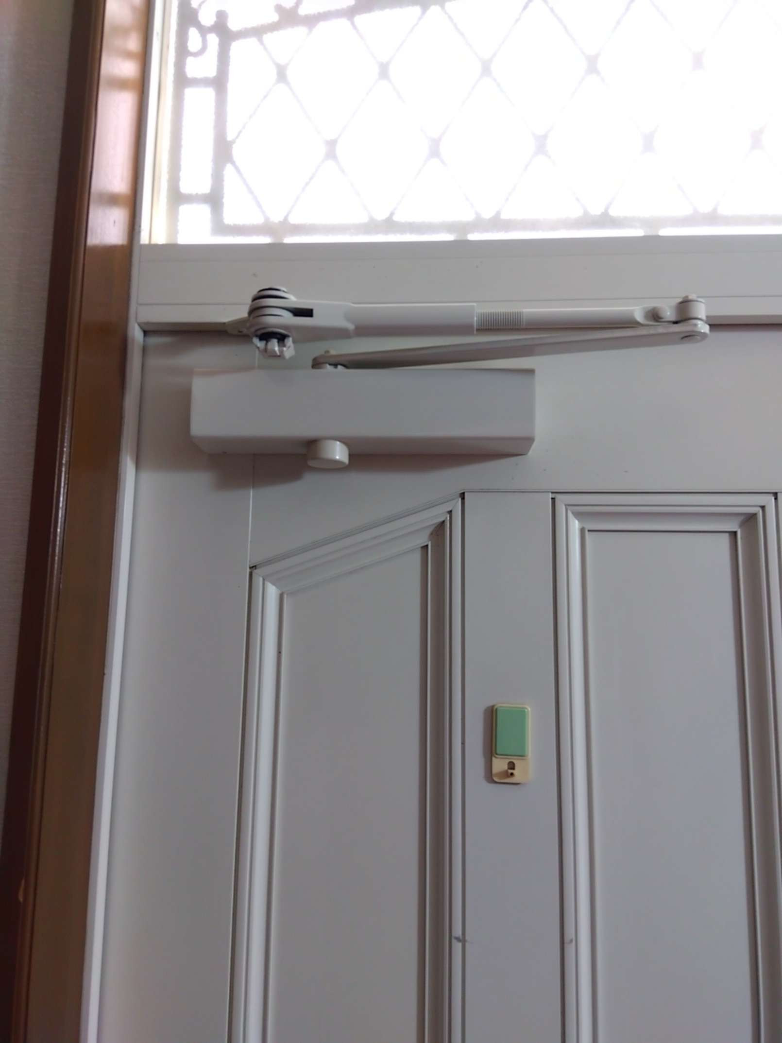 丸光トーヨーの玄関ドアクローザー交換の施工後の写真1