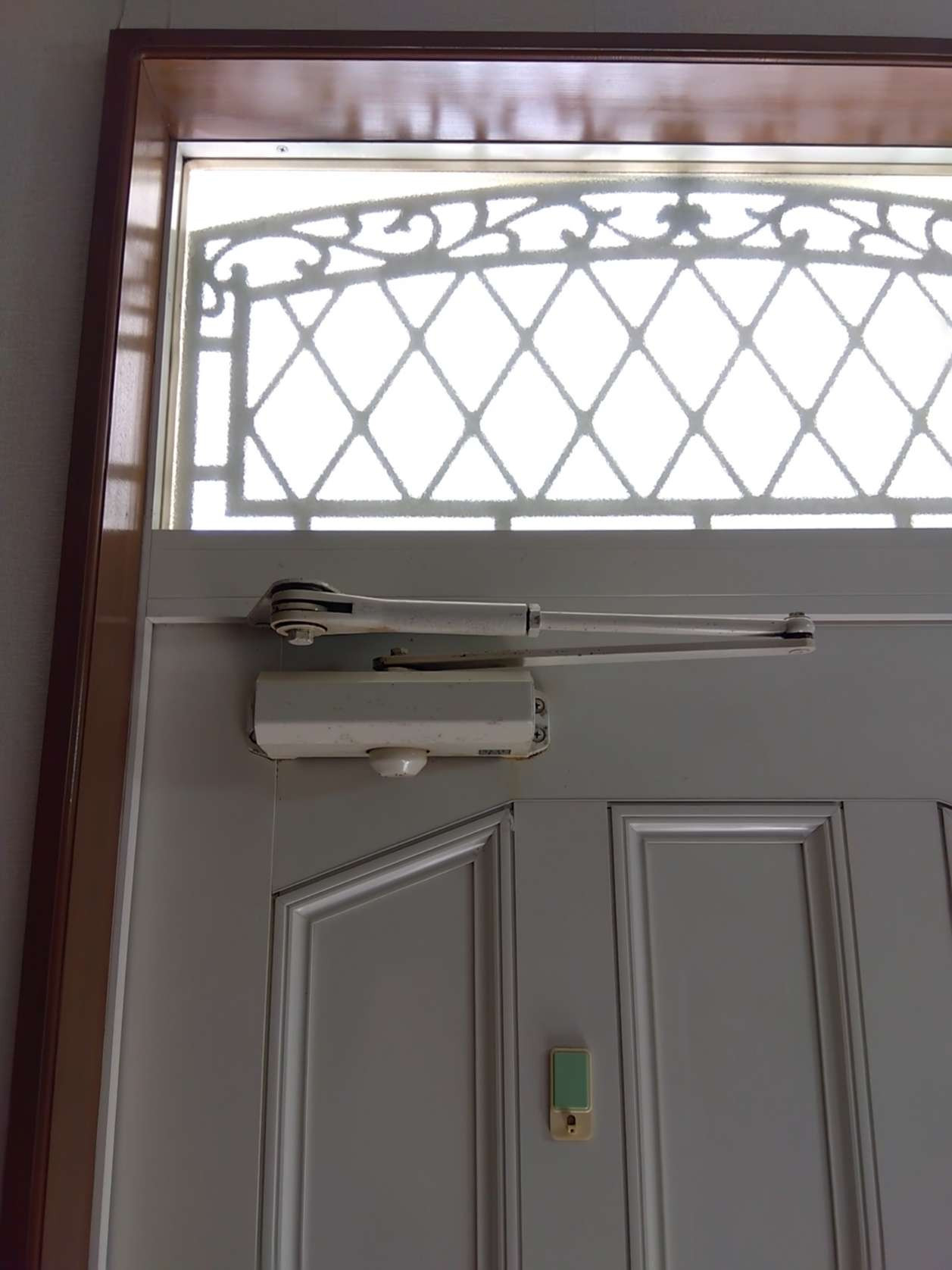 丸光トーヨーの玄関ドアクローザー交換の施工前の写真1