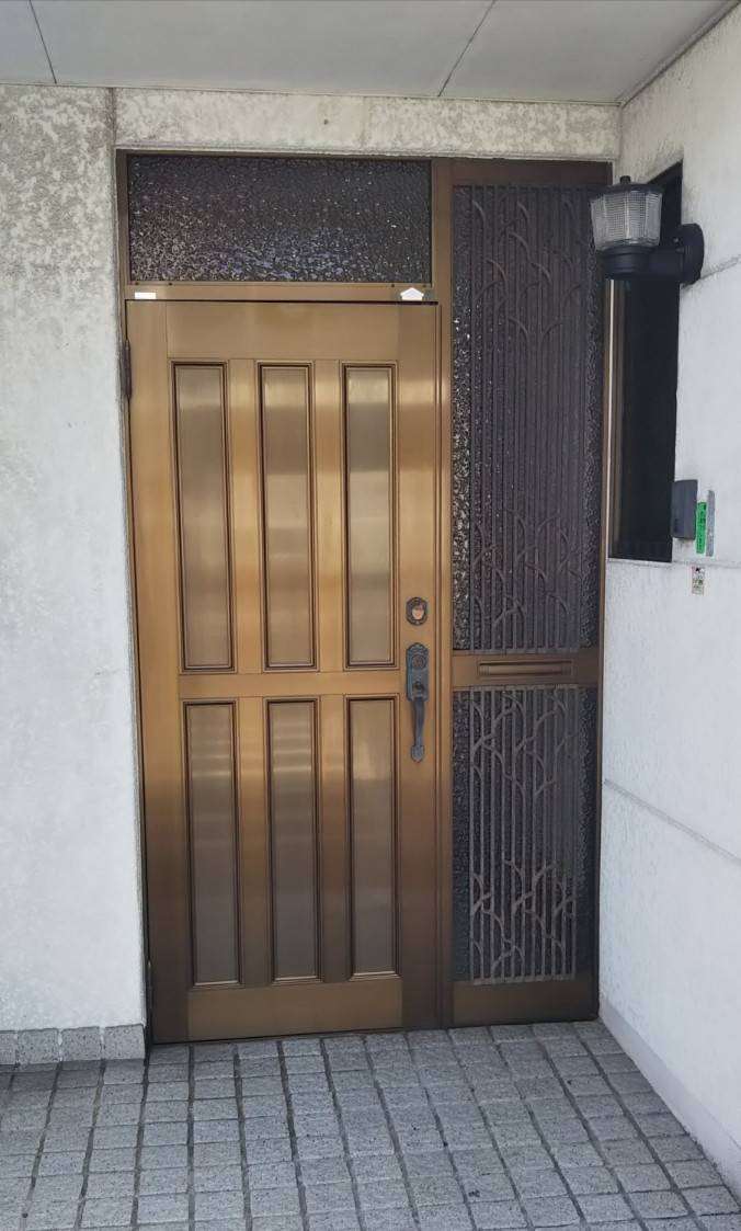 丸光トーヨーの玄関ドアを1DAYリフォームの施工前の写真1