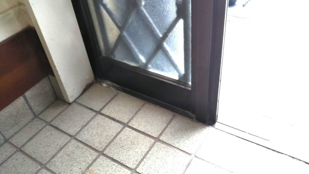 丸光トーヨーの玄関ドアから玄関引戸！カバー工法で１DAYリフォーム！の施工前の写真3