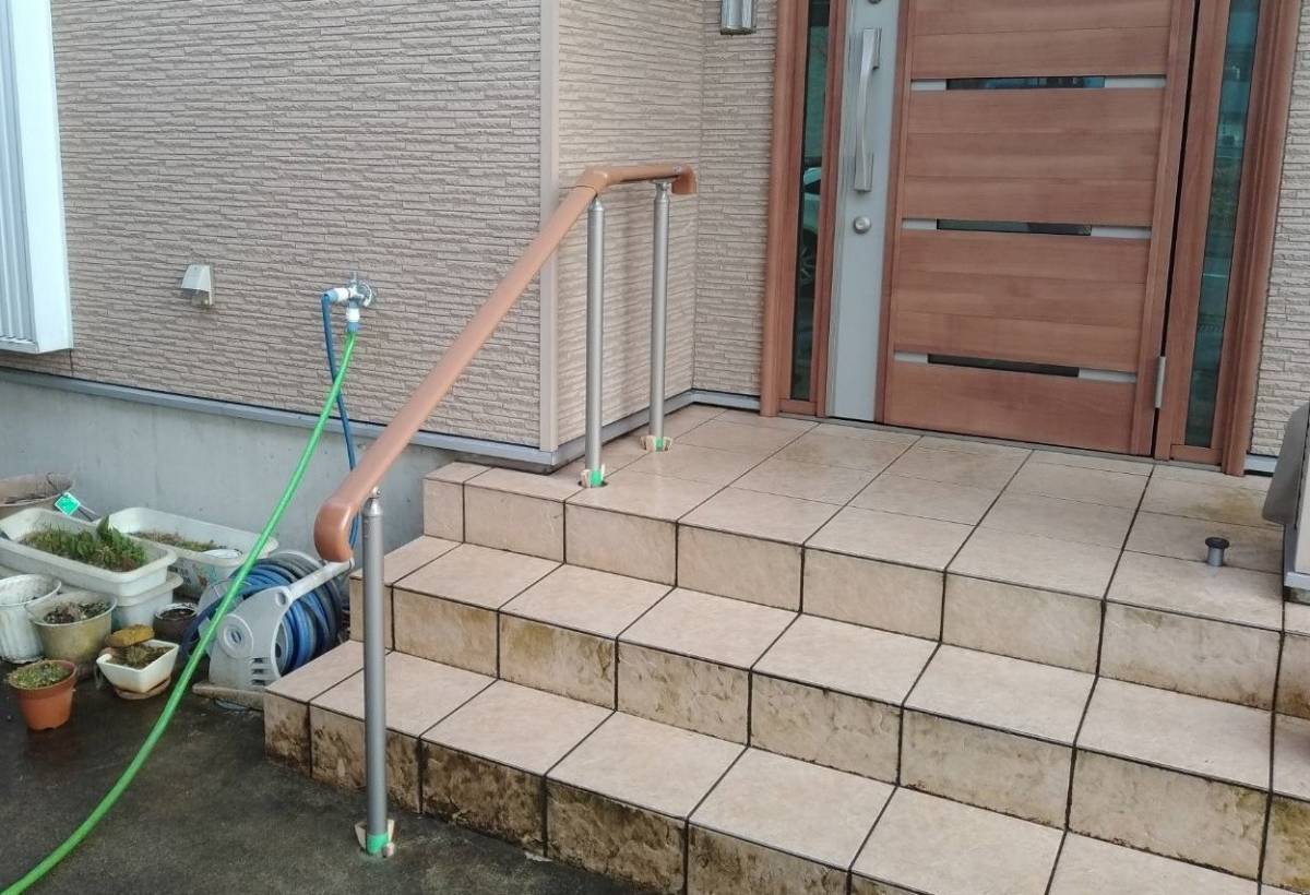 TERAMOTOの【施工例】玄関ポーチに手すりを設置しました。の施工後の写真2
