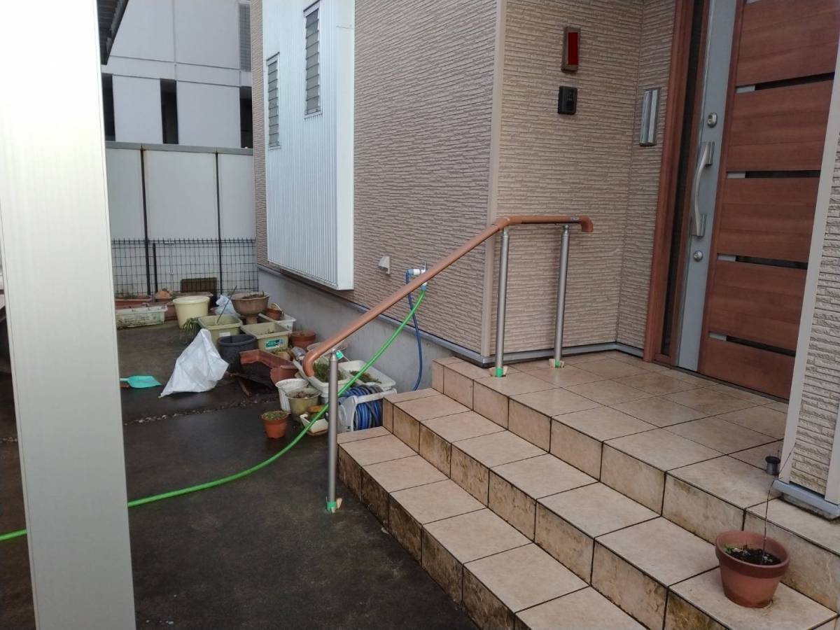TERAMOTOの【施工例】玄関ポーチに手すりを設置しました。の施工後の写真3