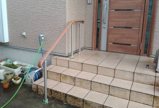 TERAMOTOの【施工例】玄関ポーチに手すりを設置しました。施工事例写真1