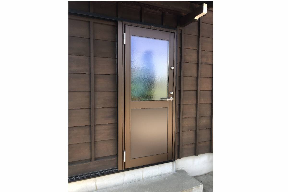 TERAMOTOの【施工例】勝手口引戸をドアに交換の施工後の写真1