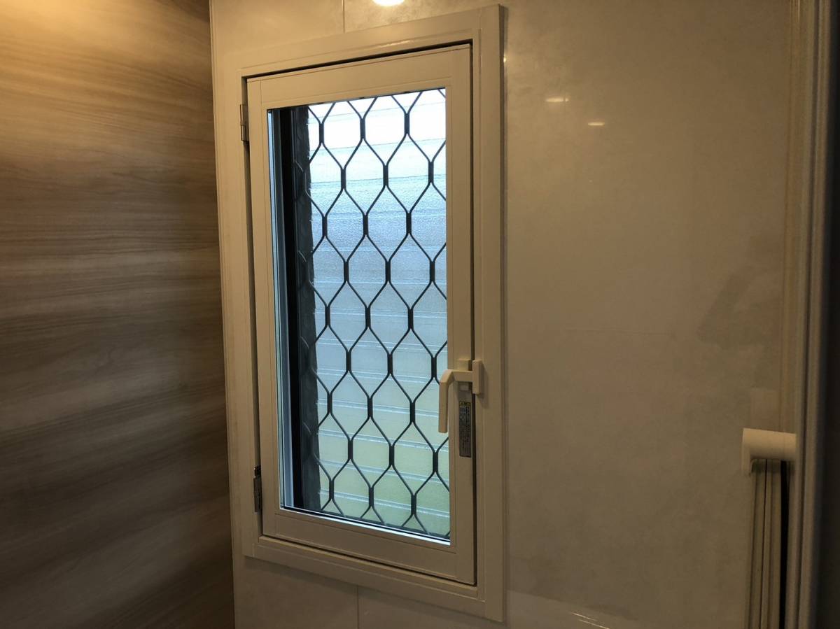 TERAMOTOの【補助金対象】浴室に開き窓の内窓を施工させていただきました。の施工後の写真1