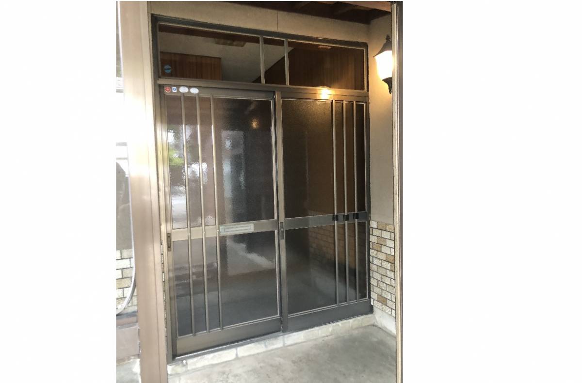 TERAMOTOの【施工例】玄関引戸をドアに取替させていただきました。の施工前の写真1