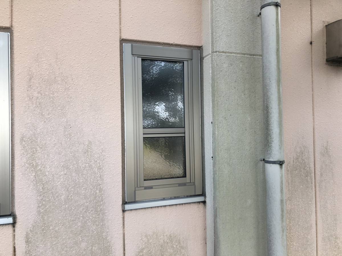 TERAMOTOの【施工例】リプラスでルーバー窓から上げ下げ窓の施工後の写真1