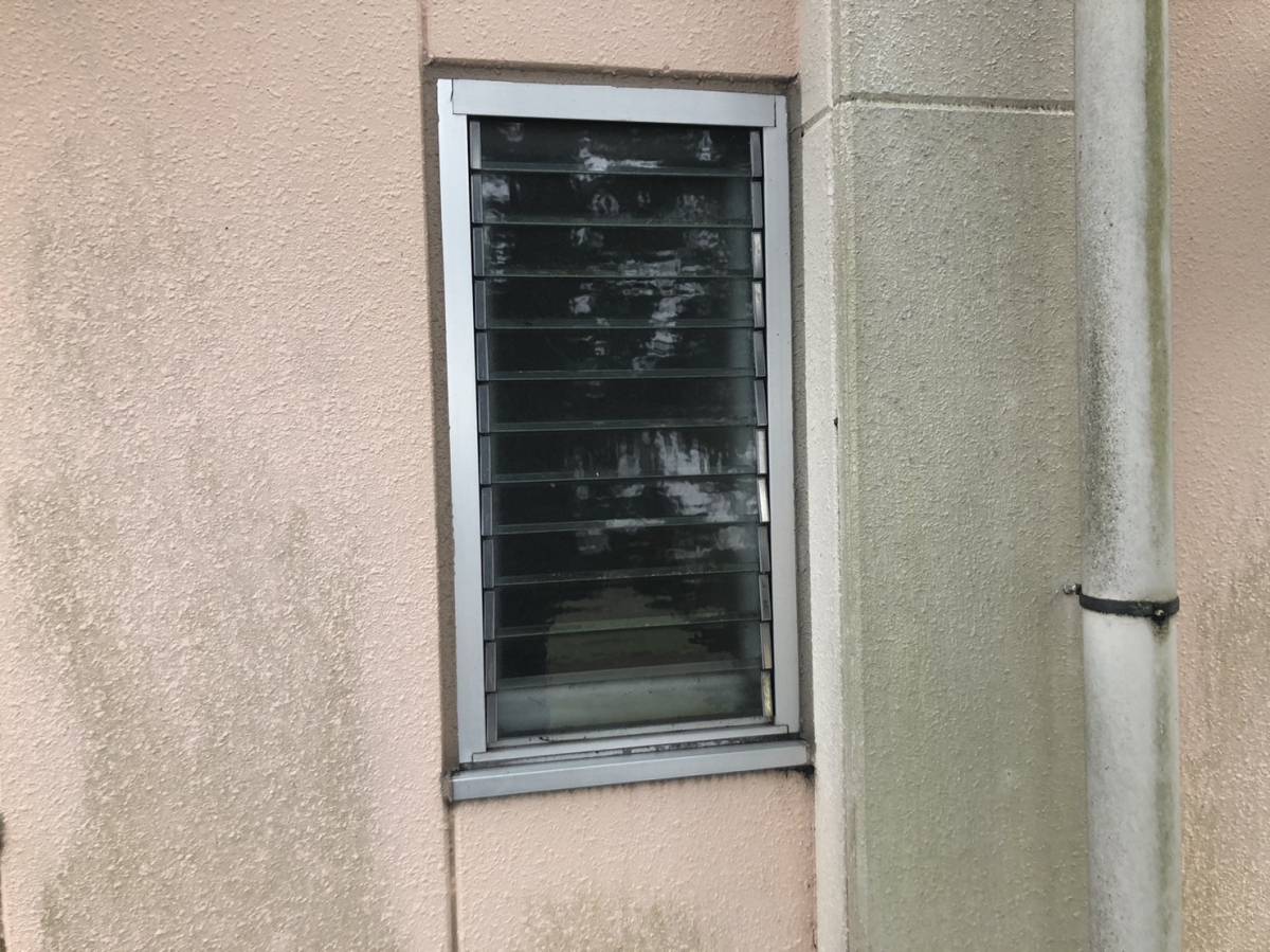 TERAMOTOの【施工例】リプラスでルーバー窓から上げ下げ窓の施工前の写真1