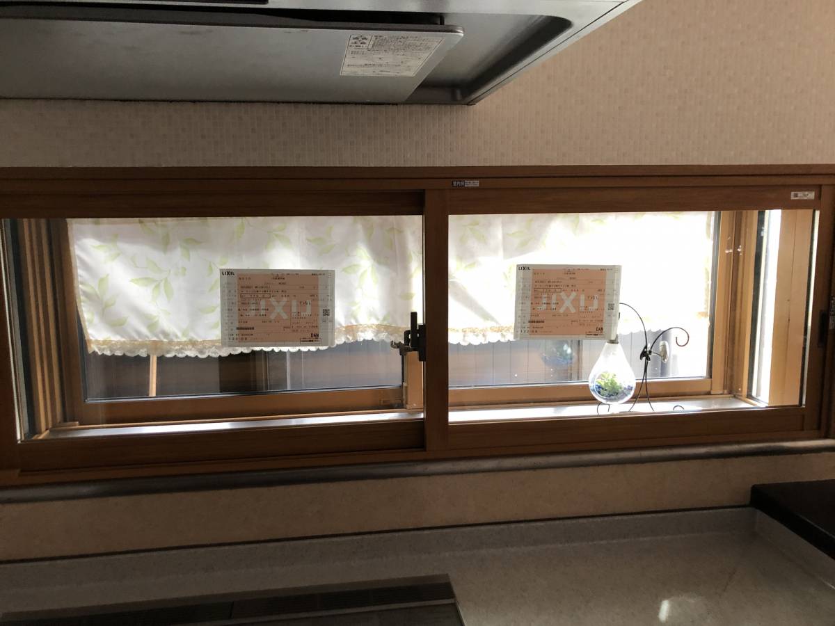 TERAMOTOの【補助金対象】キッチン出窓ステンレスの下台に内窓を施工させていただきました。の施工後の写真1