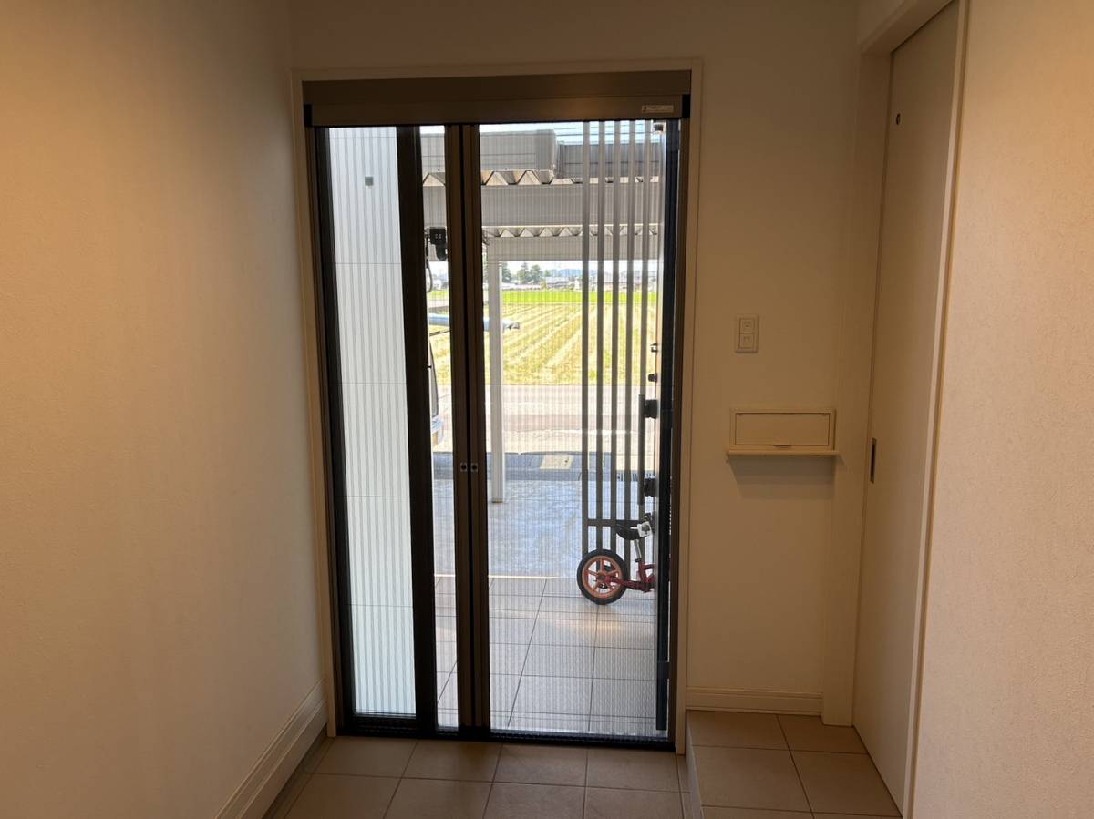 TERAMOTOの【施工例】玄関ドア用の収納網戸を施工させていただきました。の施工後の写真2
