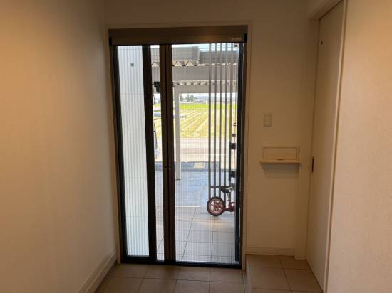 TERAMOTOの【施工例】玄関ドア用の収納網戸を施工させていただきました。施工事例写真1