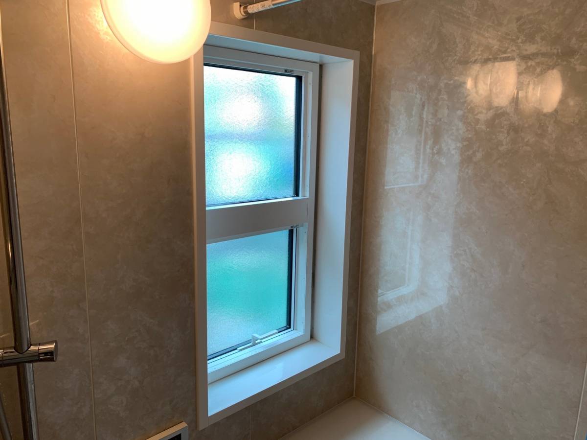 TERAMOTOの【施工例】浴室のジャロジー窓を交換の施工後の写真1