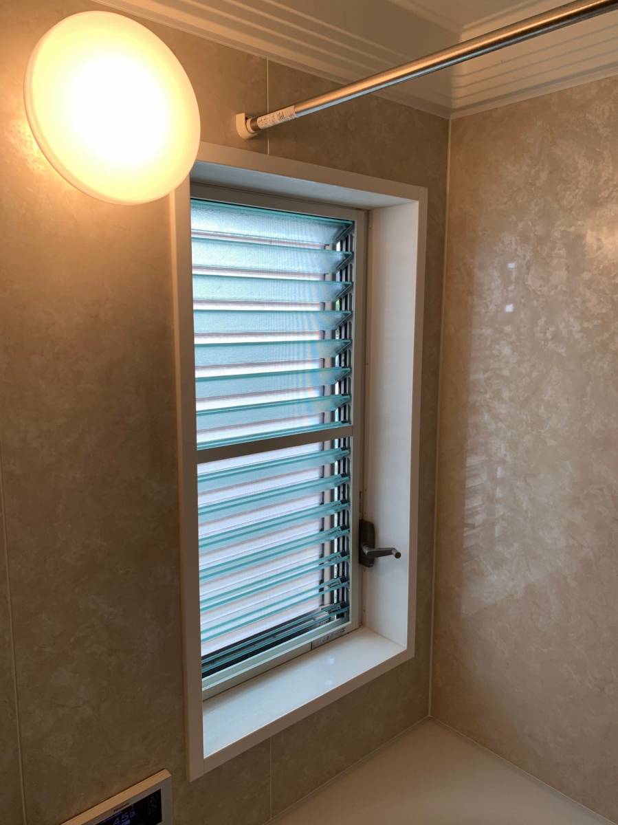 TERAMOTOの【施工例】浴室のジャロジー窓を交換の施工前の写真1