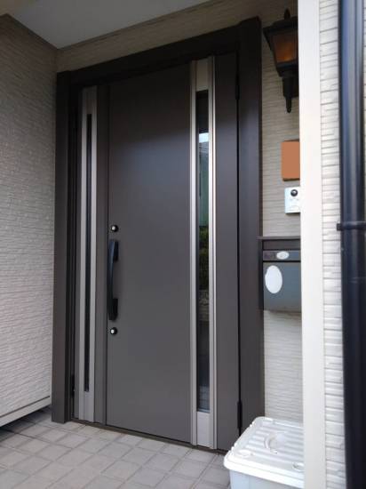 TERAMOTOの【施工例】玄関ドアを断熱仕様の玄関ドアに１日で取替しました。施工事例写真1