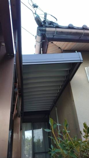 TERAMOTOの【施工例】既存建物との隙間屋根を折板とカーポート部材で施工しました。施工事例写真1
